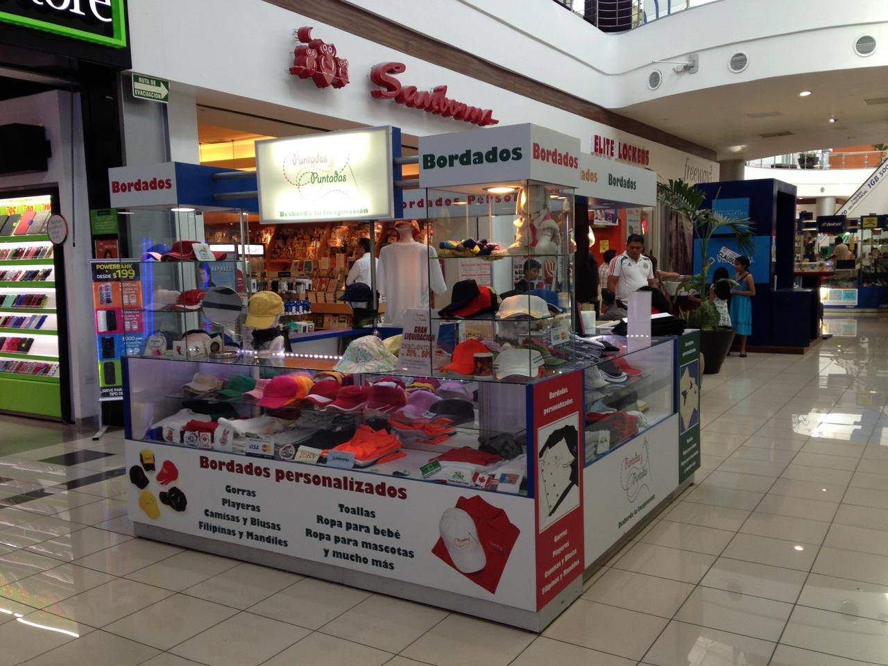 Isla de Bordado para Plazas Comerciales de 2.5X2.5 Mts, 4 Vitrinas y una Maquina Bordadora Industrial de 12 Colores